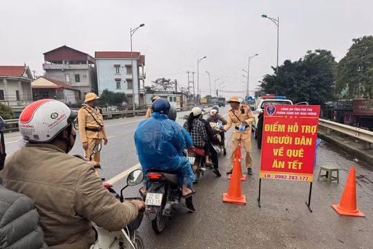 Công an tỉnh Phú Thọ triển khai các điểm hỗ trợ người dân về quê đón Tết
