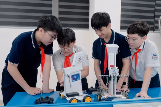Giáo dục chuyển mình trong kỷ nguyên số: Khi lớp học trở thành “sân chơi công nghệ”