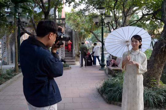Nhiều bạn trẻ rộn ràng chụp ảnh Tết, lưu giữ khoảnh khắc xuân theo cách riêng