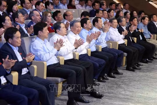 Tổng Bí thư, Chủ tịch nước Tô Lâm dự chương trình nghệ thuật "Tổ quốc trong tim"