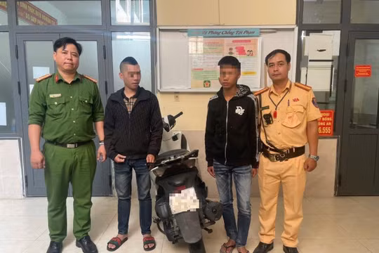 Xử phạt, tịch thu phương tiện thanh niên dùng chân điều khiển xe máy