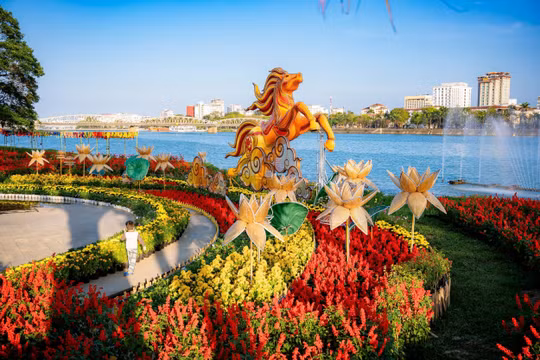 Rực rỡ sắc xuân ở thành phố Huế