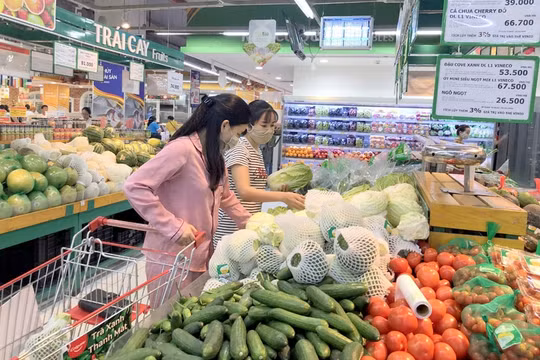 Mùng 2 Tết: Người dân bất ngờ 'đổ xô' ra chợ, siêu thị sau ngày trầm lắng