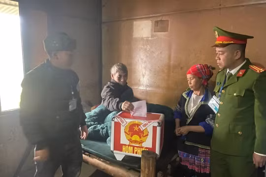 Thanh Hóa: Mang hòm phiếu đến tận nhà hỗ trợ cử tri già yếu