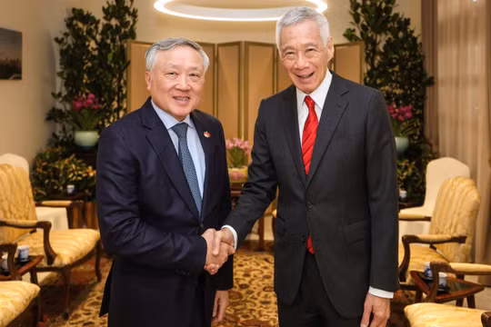 Phó Thủ tướng Thường trực Nguyễn Hòa Bình hội kiến Bộ trưởng Cao cấp Singapore Lý Hiển Long