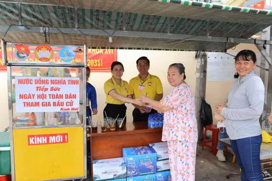 Tổ bầu cử số 16 phường Ninh Kiều chuẩn bị nước uống phục vụ cử tri trong ngày hội bầu cử