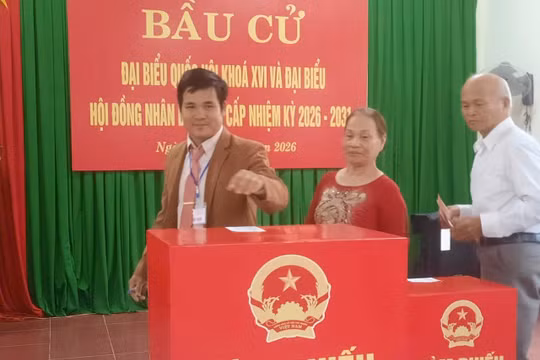 7 cử tri trên 100 tuổi tại tỉnh Quảng Trị tự tay bỏ những lá phiếu bầu cử