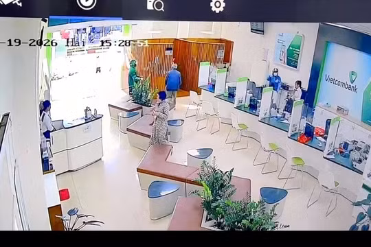 Gia Lai: Truy bắt 2 đối tượng dùng vật nghi súng, xông vào ngân hàng cướp tiền