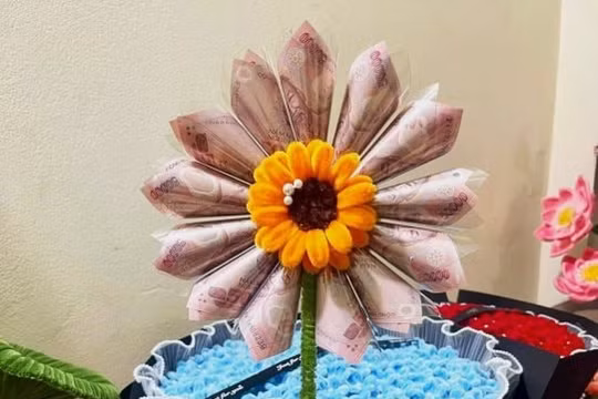 Bông hoa gắn tiền ‘làm mưa làm gió’ trước thềm dịp 8/3