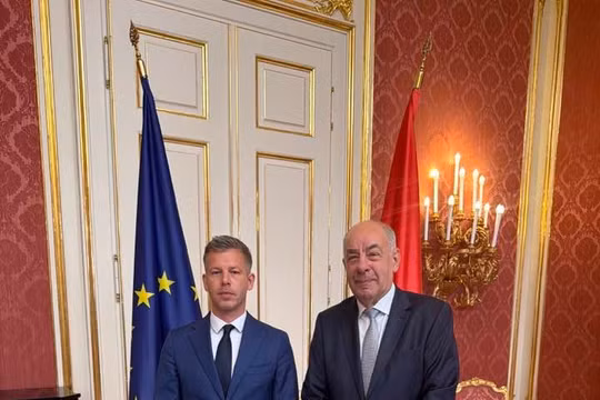 Tân Thủ tướng Hungary yêu cầu Tổng thống từ chức sau vài phút chụp ảnh chung