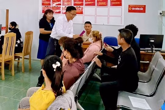 Gia Lai: Lãnh đạo xã lì xì các công dân đến làm thủ tục ngày đầu năm mới