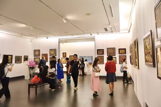 Họa sĩ Tạ Hải và nghệ thuật ‘tái sinh’ lá rụng thành tranh