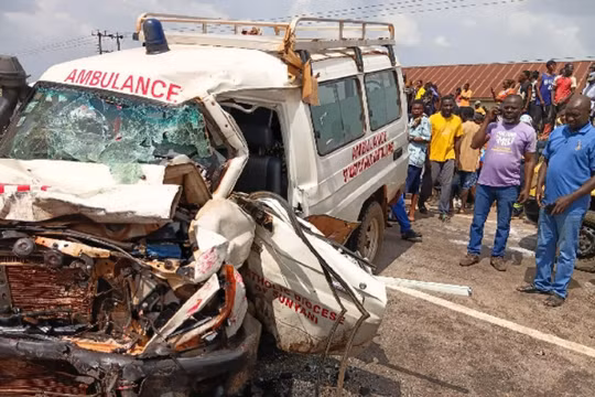 Va chạm giữa xe cứu thương và xe buýt khiến 16 người thiệt mạng ở Ghana