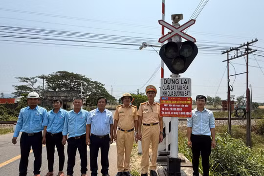 Vượt rào chắn đường sắt có thể bị phạt nặng: Cảnh báo mới buộc người dân thay đổi ý thức