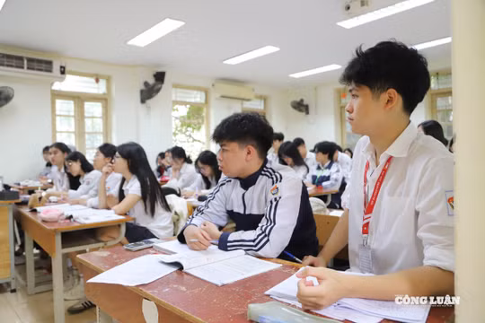 Hà Nội: Trường top đầu bất ngờ ‘ế chỗ’ ngày đầu mở cổng tuyển sinh vào 10, trường mới lại quá tải