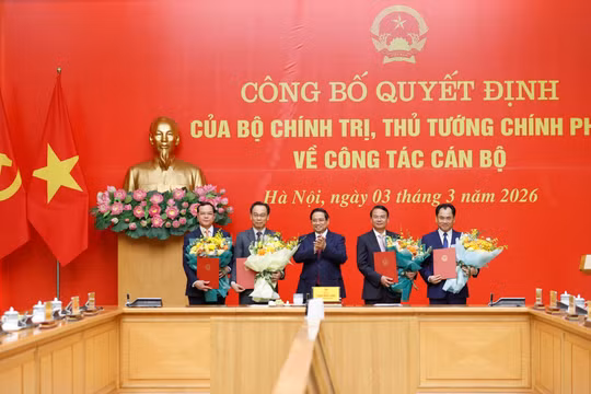 Trao quyết định nhân sự Phó Bí thư Đảng ủy Chính phủ và lãnh đạo 4 Bộ, cơ quan ngang Bộ