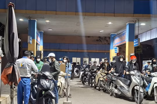 Hà Nội yêu cầu doanh nghiệp vận tải giảm giá cước theo giá xăng