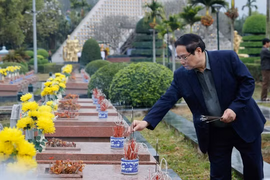 Thủ tướng dâng hương tưởng niệm Chủ tịch Hồ Chí Minh và các Anh hùng, liệt sĩ tại Điện Biên