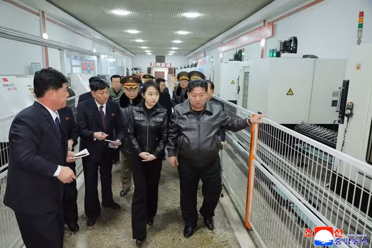Con gái ông Kim Jong Un tập bắn súng ngắn