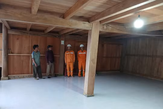 Quảng Ngãi: Hàng chục hộ dân vùng khó lần đầu được sử dụng mạng lưới điện quốc gia
