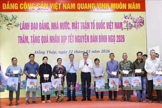 Chủ tịch Quốc hội tặng quà gia đình chính sách, hộ nghèo tại tỉnh Đồng Tháp