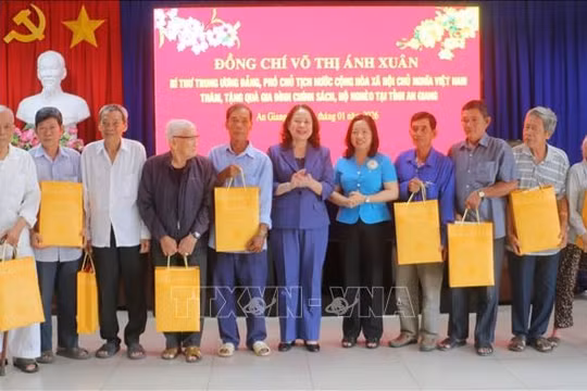 Phó Chủ tịch nước Võ Thị Ánh Xuân thăm, tặng quà và chúc Tết tại An Giang