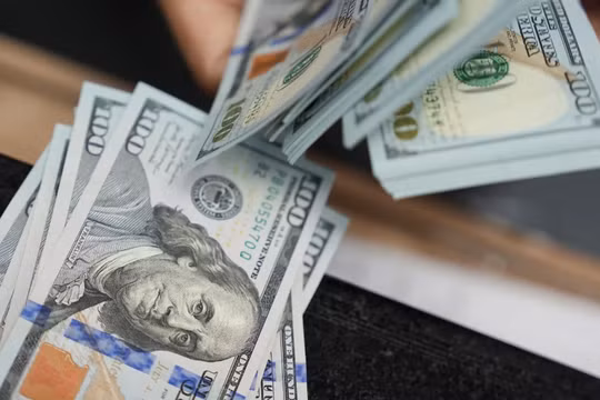 Đồng USD giảm xuống 98,9 điểm sau tin Chủ tịch Fed Jerome Powell bị điều tra