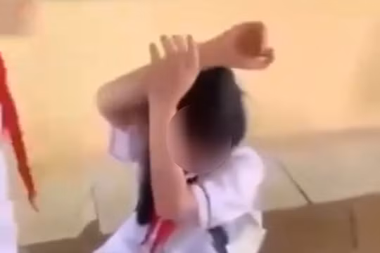 Người phát tán clip 3 nữ sinh đánh bạn, ép cởi áo trong lớp sẽ bị xử lý