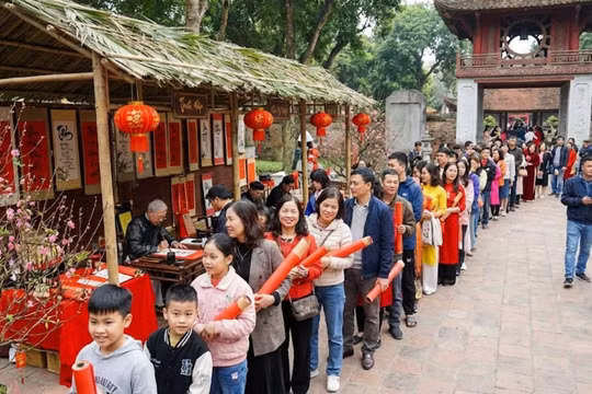 Xin chữ đầu năm: Nghi thức khởi đầu công việc may mắn