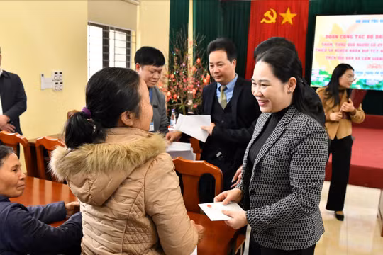 Thứ trưởng Nông Thị Hà thăm, tặng quà Tết đồng bào dân tộc thiểu số tại tỉnh Thái Nguyên