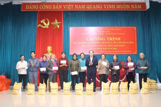 Phú Thọ: Trao 1.155 suất quà Tết "Ấm tình xuân Bính Ngọ" cho người nghèo