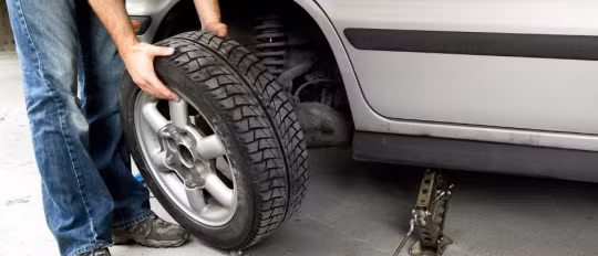 Xử lý thế nào để an toàn khi ô tô rơi bánh khi đang chạy?