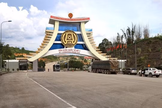 Quảng Ngãi: Phát hiện tài xế xe tải nghi chở 900 lít xăng qua biên giới tiêu thụ