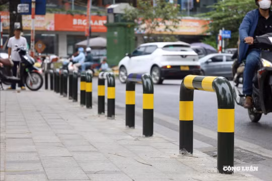 Hà Nội lắp đặt rào chắn ngăn ô tô lấn chiếm, trả lại vỉa hè cho người đi bộ