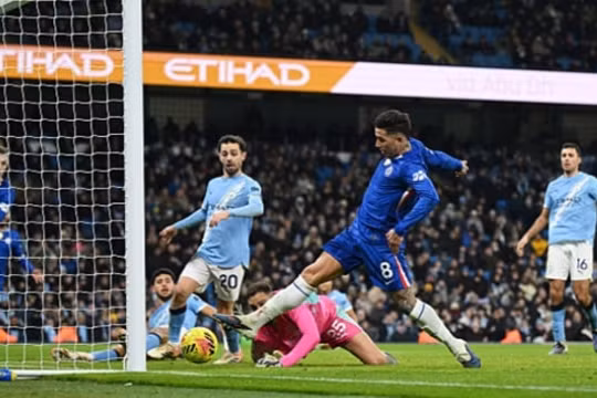 Enzo Fernandez tỏa sáng phút 90+4, Chelsea cầm chân Man City tại Etihad