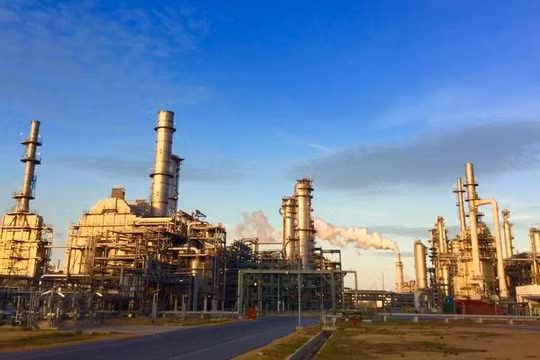 Giá dầu biến động dữ dội, Việt Nam cần biến sức mạnh lọc dầu trong nước làm 'lá chắn'