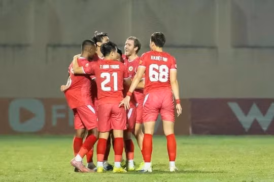 Thắng ngược dòng HAGL, CAHN giữ vững ngôi đầu V.League