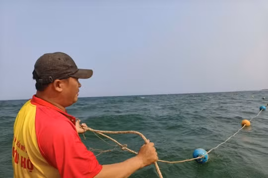 Trước mùa du lịch, bãi biển Mỹ Khê khoanh vùng an toàn tắm biển