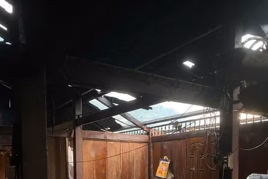 Dông lốc làm hơn 4.100 nhà hư hại, Lào Cai ra chỉ đạo khẩn