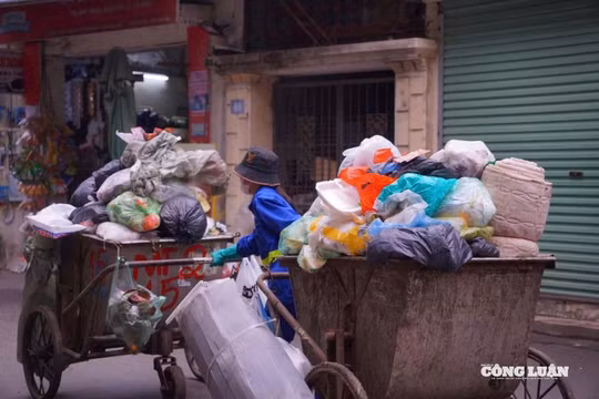 Công nhân môi trường dọn rác không xuể vì thói quen 'tiện đâu vứt đó' của nhiều người dân