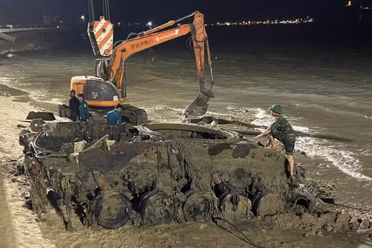 Toàn cảnh quá trình trục vớt chiếc xe tăng chìm 51 năm ở biển Quy Nhơn