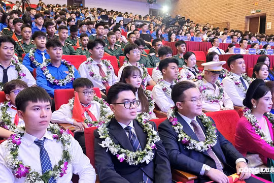 Tuổi trẻ Quảng Ninh thắp sáng kỷ niệm 95 năm ngày thành lập Đoàn