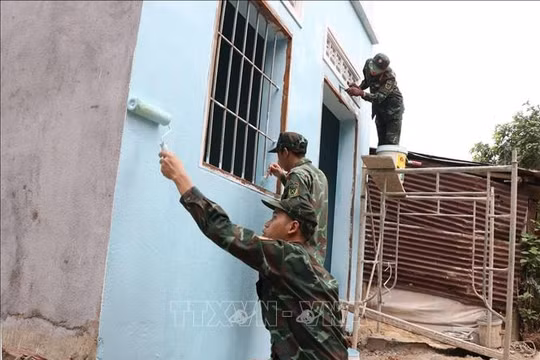 Bộ đội bám núi, vượt sông dựng nhà mới cho bà con vùng lũ
