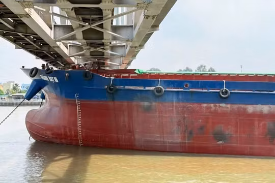 Khởi tố vụ án lái tàu Thành Đạt 86 điều khiển va vào cầu Ghềnh ở Đồng Nai