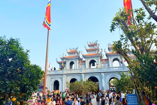 Hải Phòng: Người dân nô nức về đền Quan Lớn Tuần Tranh cầu an, cầu lộc đầu năm mới
