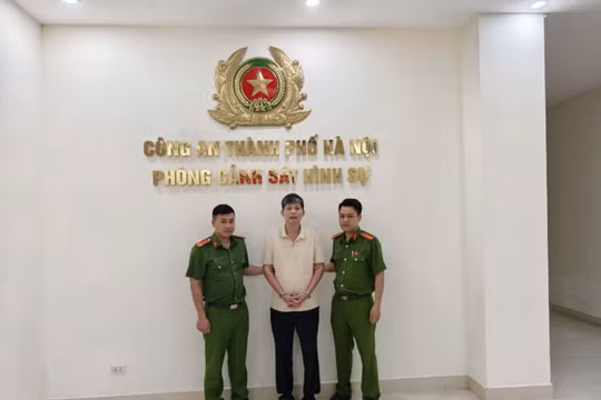 Khởi tố người đàn ông đỗ ô tô chắn barie, gây rối tại chung cư Hinode