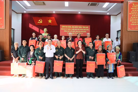 Phó Thủ tướng Phạm Thị Thanh Trà thăm, tặng quà người có công, công nhân và hộ nghèo tại Lào Cai