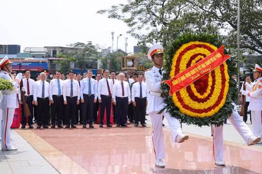 Thủ tướng Lê Minh Hưng dâng hương tưởng niệm các Anh hùng liệt sĩ, tri ân người có công tại Hải Phòng