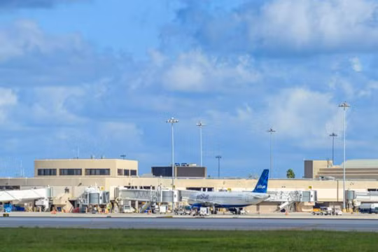 Sân bay Florida và loạt công trình được đổi theo tên ông Trump