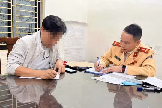 Hà Nội: Xử phạt tài xế để trẻ nhỏ ngồi phía trước, sát vô lăng khi đang lái xe